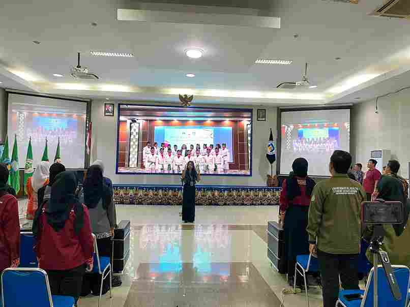 Menyanyikan Lagu Indonesia Raya dan Hymne Udinus